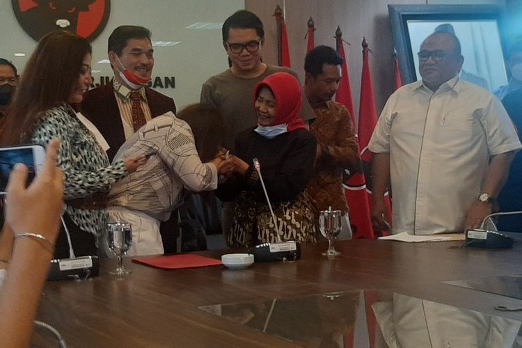 Anggiat Pasaribu mencium tangan ibunda Arteria Dahlan, Wasniar Wahab, dI uang FraksI PDI-P, Kamis (25/11/2021).