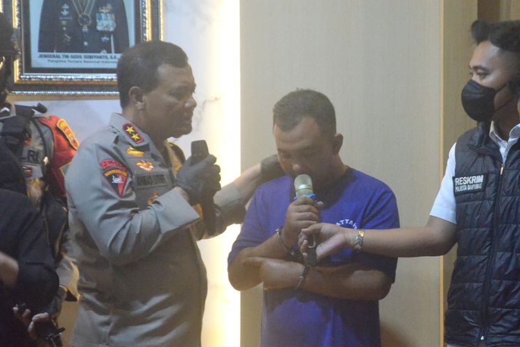 Anang Yusup Riyanto,p enembak juru parkir Hotel Braga Purwokerto dihadirkan saat konferensi pers di Mapolresta Banyumas, Jawa Tengah, Senin (29/4/2024).
