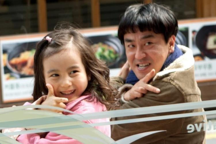 Ryu Seung-ryong dan So-won dalam film Miracle in Cell No. 7 (2013).