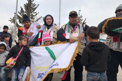 Kunjungi Kamp Pengungsian Palestina, Melly Goeslaw Tak Bisa Tahan Haru
