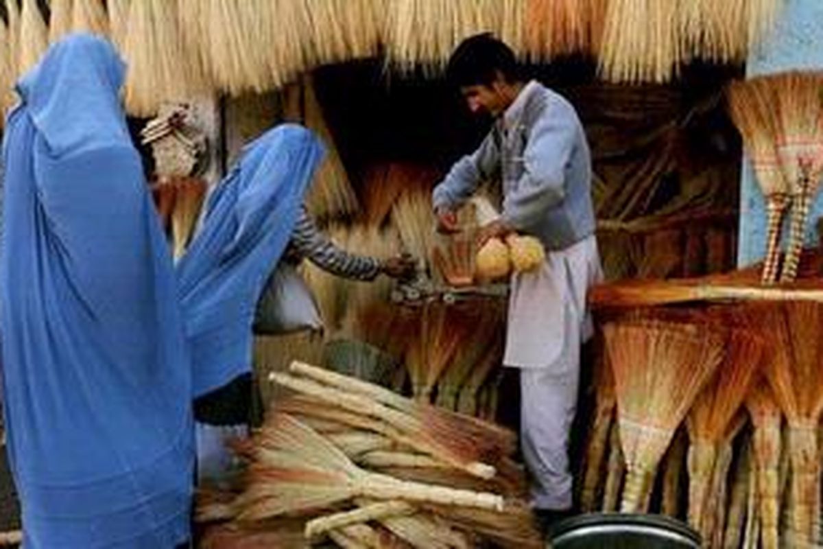 Dua orang perempuan Afganistan mengenakan burqa sedang berbelanja di pasar kota Herat, Afganistan.