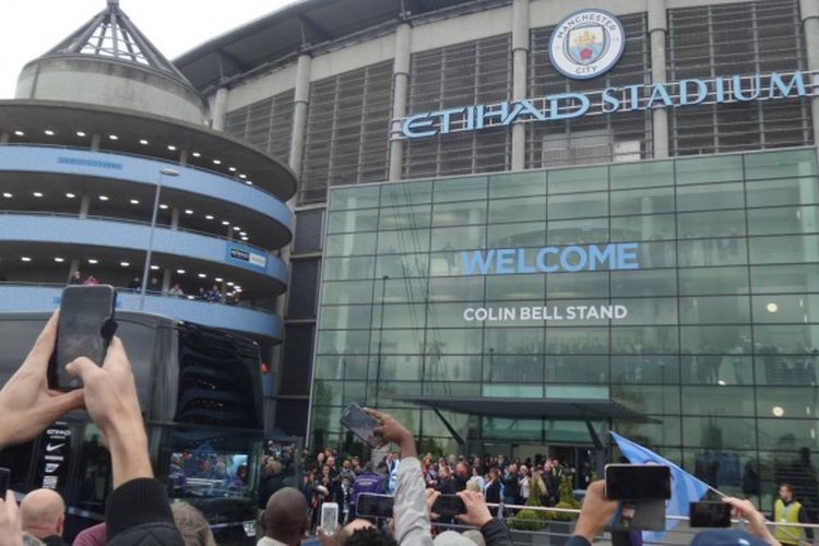 Bus pemain Manchester City tiba di Stadion Etihad, Manchester, Inggris, menjelang laga Premier League kontra Crystal Palace pada Sabtu (6/5/2017).