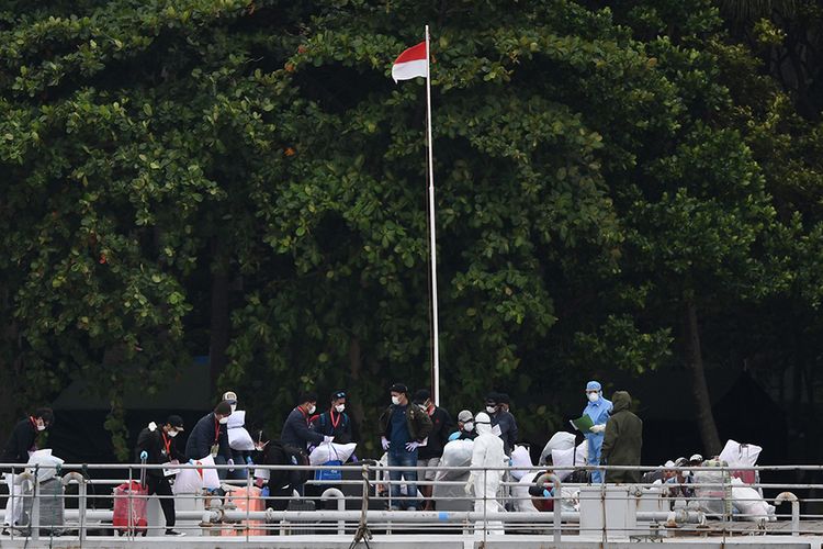 WNI ABK Diamond Princess berjalan setibanya di Pulau Sebaru Kecil untuk diobservasi di Kepulauan Seribu, Jakarta, Kamis (5/3/2020). Sebanyak 68 WNI ABK Diamond Princess akan menjalani observasi di Pulau Sebaru Kecil, sementara satu orang masih harus menjalani pemeriksaan lebih lanjut.