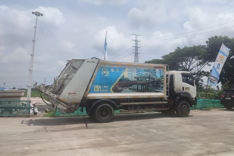 Truk pemadat sampah (compactor truck) yang digunakan oleh Dinas Lingkungan Hidup DKI Jakarta.