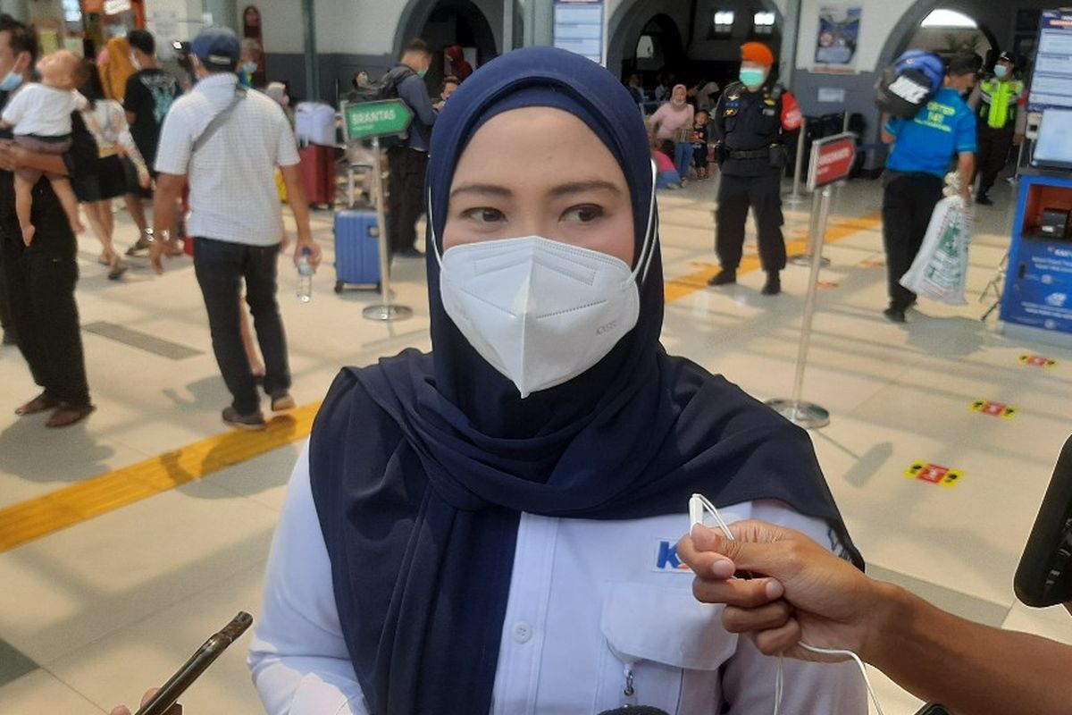 Kepala Hubungan Masyarakat PT KAI Daerah Operasi I Jakarta Eva Chairunisa memberikan keterangan kepada pers di Stasiun Pasar Senen, Jakarta, Jumat (6/5/2022).