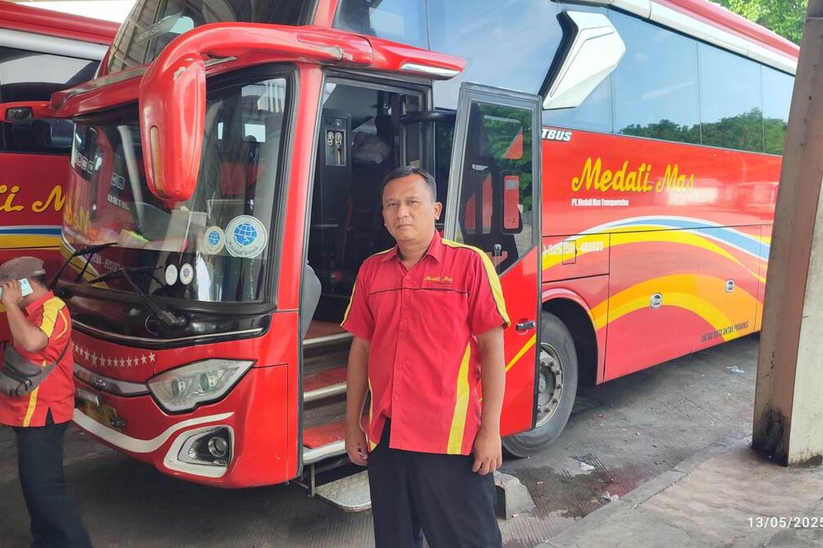 Muhamad Adib (44) warga Kabupaten Pasuruan Jawa Timur salah satu supir Medali Mas bercerita pengalamannya kepada Kompas.com saat ditemui di Termina