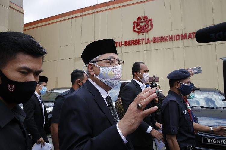 Ismail Sabri Yaakob (tengah) saat menuju Istana Negara Malaysia dari Markas Besar UMNO di Kuala Lumpur, Kamis (19/8/2021). Eks Wakil Perdana Menteri Malaysia ini menjadi calon kuat untuk menjadi PM baru Malaysia setelah mendapat dukungan mayoritas parlemen.