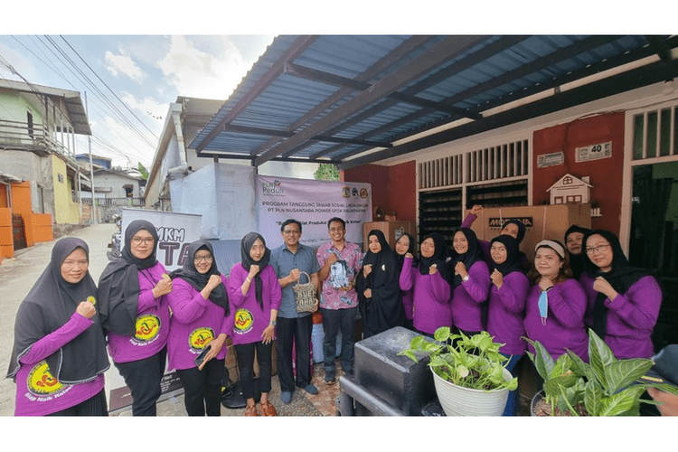 PLN Nusantara Power Unit Pelayanan Pengendalian Pembangkit (UPDK) Balikpapan memberikan bantuan peralatan produksi kepada Rumah Boga Nusantara di Balikpapan Regency dan UMKM KITA di Sumber Rejo, Balikpapan, Kalimantan Timur, Rabu (22/11/2023) 