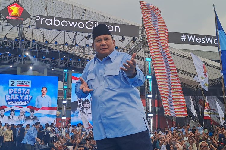 Capres nomor urut 2 Prabowo Subianto berjoget saat kampanye di Stadion Gelora Delta Sidoarjo, Jatim, Jumat (9/2/2024). 