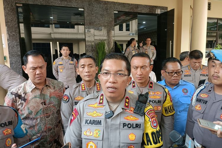 Kapolda Banten Irjen Pol Abdul Karim meminta masyarakat menghabiskan malam pergantian tahun dirumah bersama keluarga.