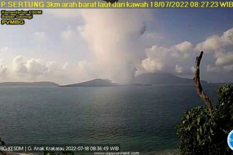 Erupsi Gunung Anak Krakatau yang terjadi pada Senin (18/7/2022) pagi.