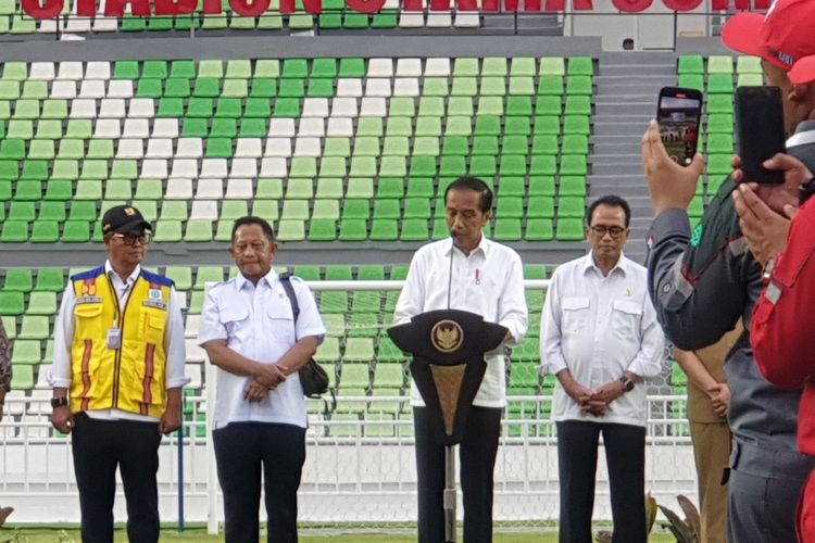 Presiden Joko Widodo (Jokowi) meresmikan Sport Center Sumatera Utara (Sumut) di Desa Sena, Kabupaten Deli Serdang, Sumut, Selasa (15/10/2024).