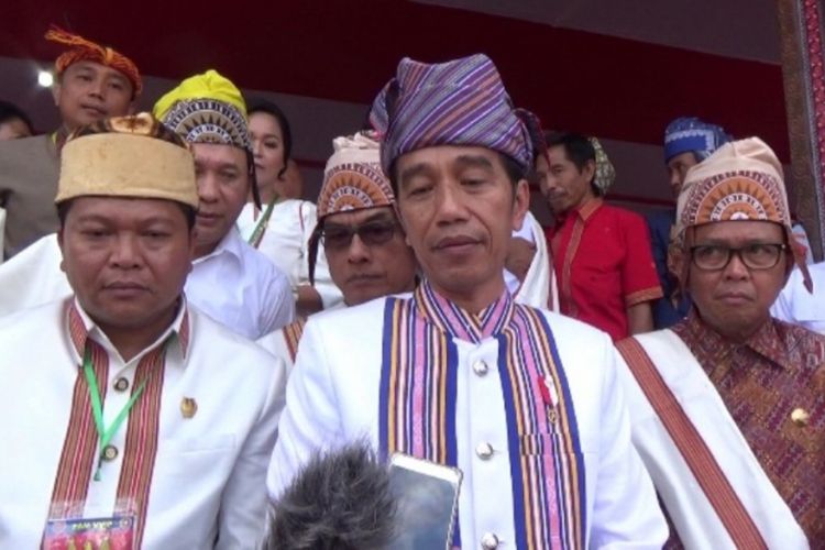 Presiden RI Joko Widodo memerintahkan semua pihak tangani bencana tsunamai serang banten dan mengucapkan bela sungkawa, usai menghadiri perayaan natal oikumene di plaza kolam makale tana toraja, Minggu (23/12/2018)