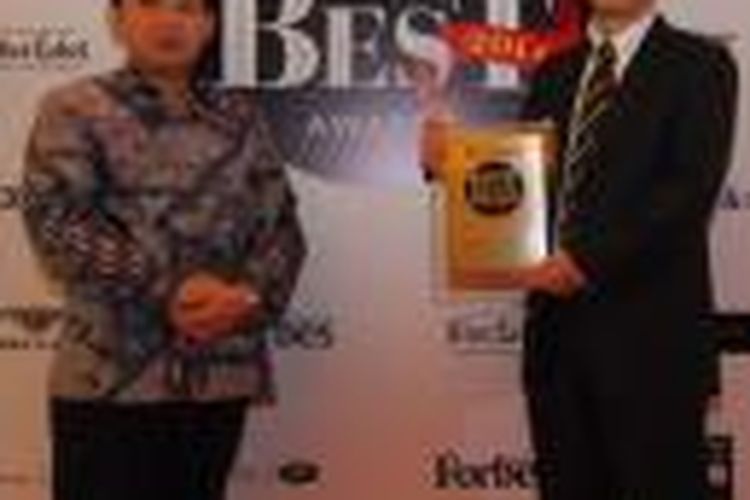 Presiden Direktur & CEO PT Lippo Cikarang Tbk Meow Chong Loh (Kanan) menerima penghargaan ‘Best of the Best’ Awards bersama Direktur PT Lippo Cikarang Tbk Ju Kian Salim (kiri). Lippo Cikarang untuk ketiga kalinya menerima penghargaan  ‘Best of the Best’ Awards  dari Forbes Indonesia. 
