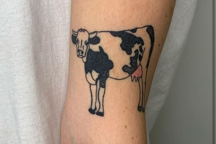 Tato sapi di lengan Ella Emhoff. Foto diunggah melalui Instagram miliknya, @ellaemhoff.