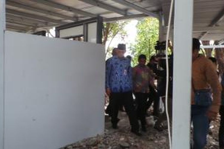 Pelaksana Tugas (Plt) Gubernur DKI Jakarta Basuki Tjahaja Purnama (Ahok) meninjau proyek pembangunan tempat penampungan pedagang kaki lima (PKL) di lapangan IRTI Monas, Senin (10/11/2014). 