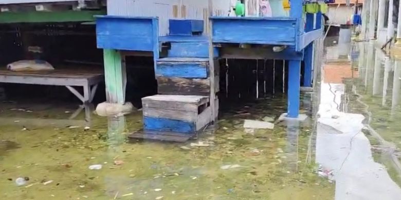 Sumenep Terendam: Banjir Rob Hari Kelima Picu Ancaman Kesehatan Akibat Sampah Mengambang