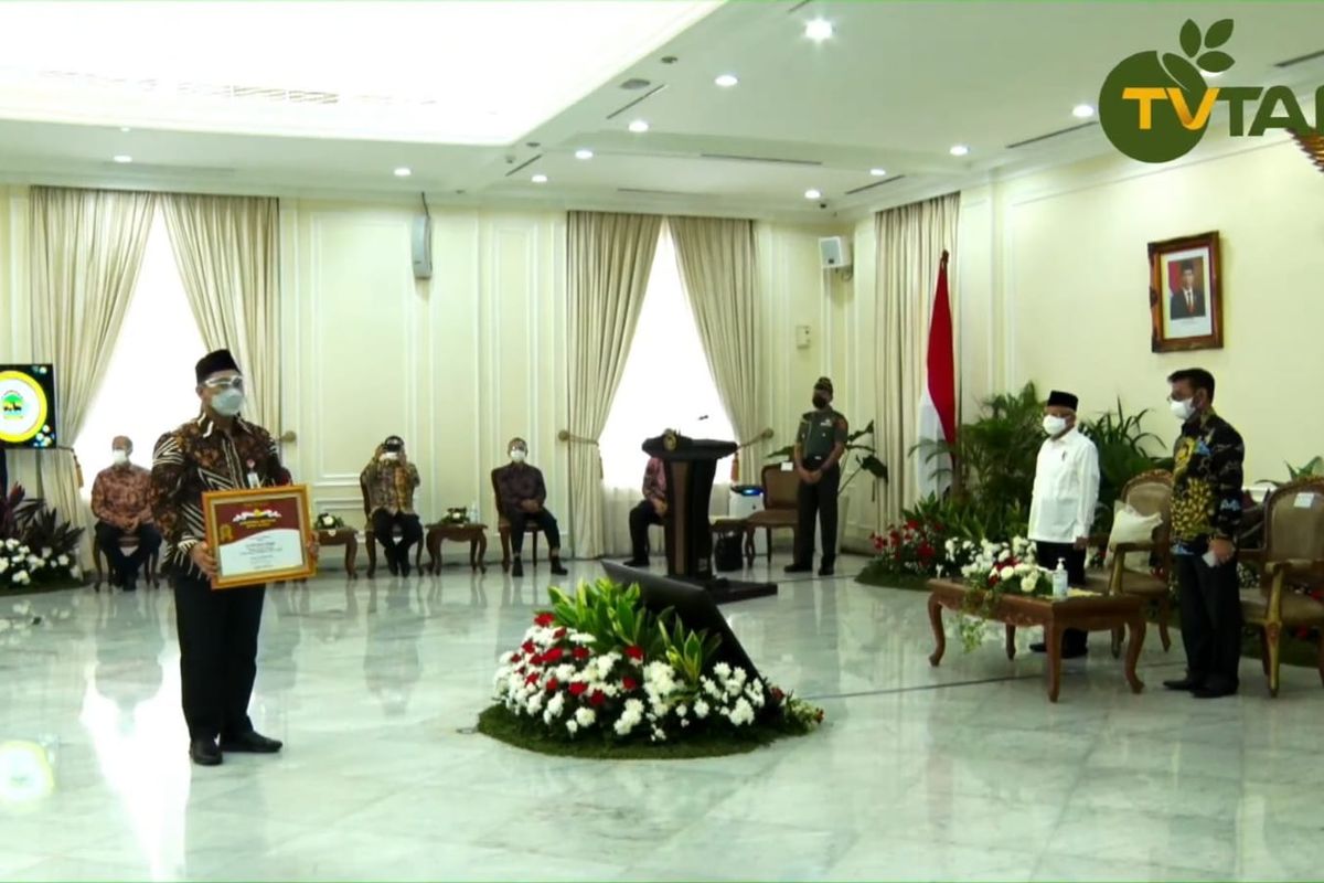 Pemprov Jateng Jawa Tengah (Jateng) berhasil meraih penghargaan Abdi Bakti Tani Tahun 2021 untuk Kategori Provinsi dengan Nilai Ekspor Komoditas Pertanian Tertinggi tahun 2019-2020 dalam acara Penganugerahan Penghargaan Bidang Pertanian Tahun 2021 di Istana Wapres Jakarta, Senin (13/9/2021).