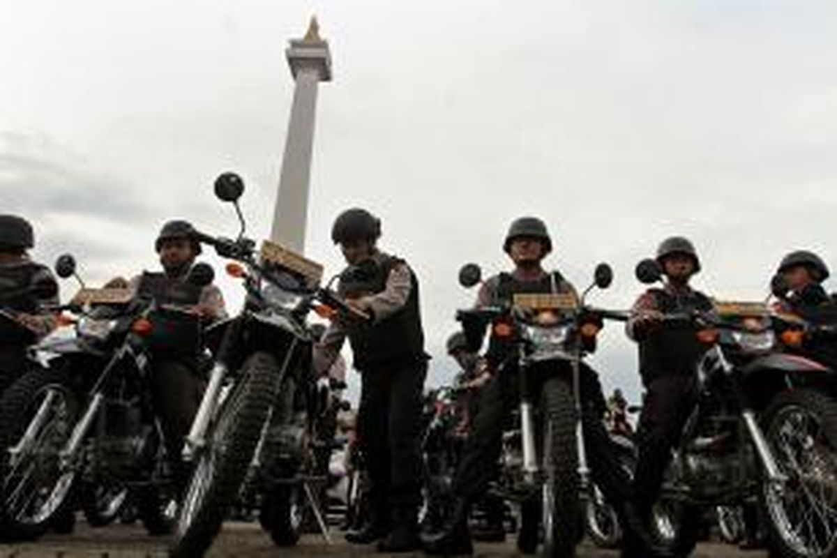 Gabungan Polri, TNI, dan aparat Pemprov DKI Jakarta saat apel gelar pasukan Operasi Lilin 2013 terkait pengamanan Natal dan Tahun Baru 2014 di lapangan Monas, Jakarta Pusat, Jumat (20/12/2013). Jumlah personel gabungan yang akan diterjunkan untuk pengamanan mencapai 144.464 orang, terdiri dari 92.009 personel kepolisian dan 52.455 personel lain dari unsur TNI dan kementerian terkait. Sebanyak 1.900 pos keamanan disiapkan Polri untuk mengawal jalannya operasi. TRIBUNNEWS/HERUDIN 