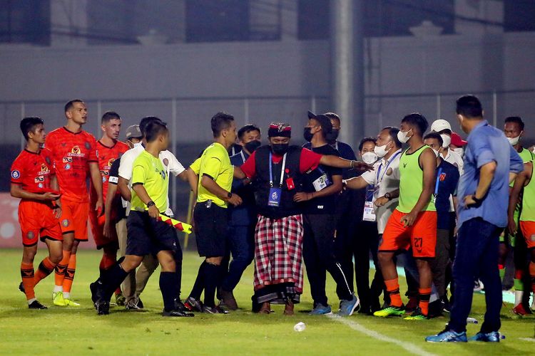 Seorang pecalang sedang melerai protes Persiraja Banda Aceh dengan wasit seusai pertandingan pekan 19 Liga 1 2021-2022 melawan PSIS Semarang yang berakhir dengan skor 0-1 di Stadion Kompyang Sujana Denpasar, Rabu (12/1/2021) malam.