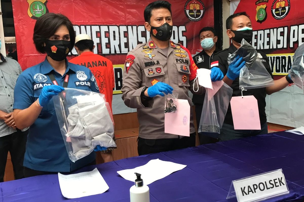 Polsek Kebayoran Lama merilis kasus penipuan dan penggelapan motor berkedok menawarkan kerja sebagai supir pribadi di Mapolsek Kebayoran Lama, Jakarta Selatan pada Jumat (8/1/2021) sore.