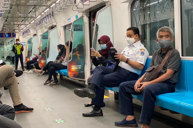 Gubernur DKI Jakarta Anies Baswedan berkantor menggunakan MRT, Rabu (17/3/2021)