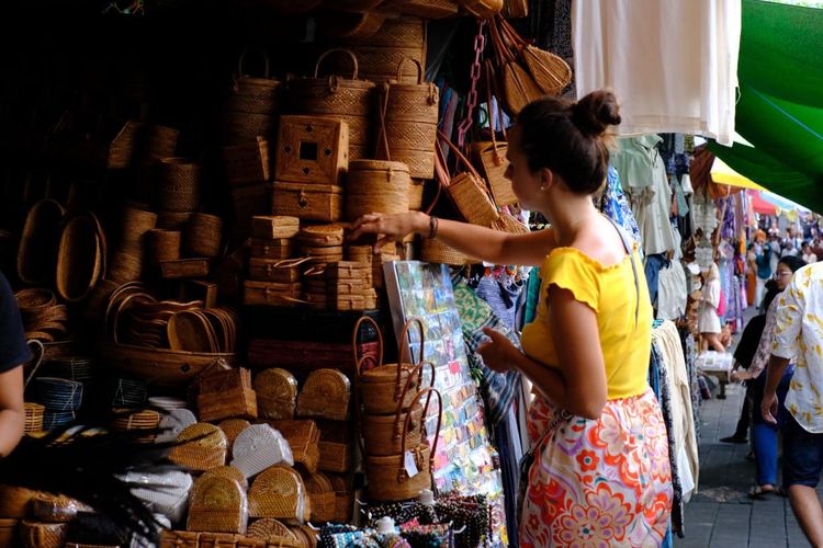 Ilustrasi wisatawan mancanegara di Bali. Berdasarkan data BMKG Stasiun Klimatologi Bali, berikut rincian prakiraan cuaca per kabupaten/kota di Bali pada Rabu, 22 Oktober 2025