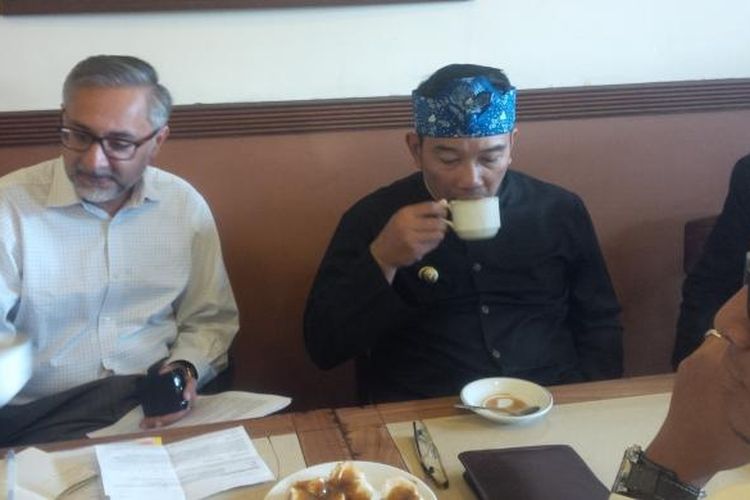 Wali Kota Bandung Ridwan Kamil mengajak Duta Besar Inggris untuk Indonesia Moazzam Malik rapat di salah satu kedai kopi Purnama, salah satu kopi tertua di Bandung, Rabu (1/3/2017).