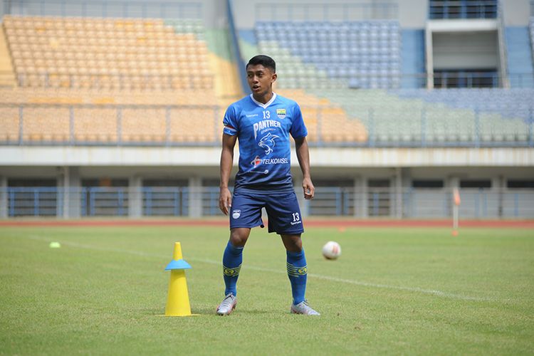 Winger Persib Bandung, Febri Hariyadi, menjalani latihan kolektif bersama tim di Stadion Gelora Bandung Lautan Api (GBLA), Kota Bandung, Selasa (18/8/2020).  