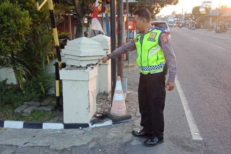 (DIY – KULON PROGO)20230810K71-12: Pengendara Motor Meninggal Dunia di Rumah Sakit Setelah Menabrak Pagar Kantor Polisi di Kulon Progo