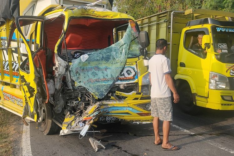 Kabin truk angkut telor AG 8850 KJ ringsek akibat menabrak truk ekspedisi paket AD 1384 KJ di Pedukuhan Kawirejan, Kalurahan Sogan, Kapanewon Wates Kabupaten Kulon Progo, Daerah Istimewa Yogyakarta. Dua sopir terjepit berhasil dievakuasi dalam kondisi cidera berat pada kaki.