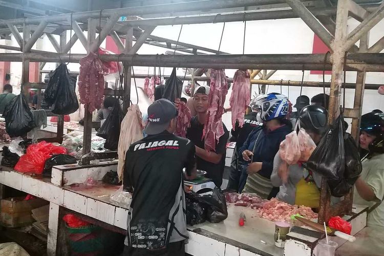 Foto Para Pedagang Daging Sapi saat melayani pembeli di pasar Wamanggu Merauke, Rabu(19/04/2023)