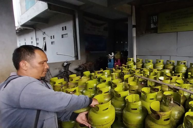 Salahsatu pegawai di Pangakalan Kota Tasikmalaya, Jawa Barat, sedang membereskan gas elpiji subsidi 3 kg di gudangnya pada Senin (16/1/2023). Pertamina akan memperluas uji coba beli elpiji pakai KTP.