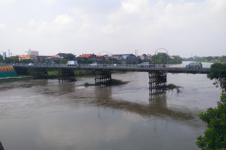 Jembatan lama Kota Kediri, Jawa Timur. Jembatan ini menghubungkan wilayah Kediri bagian barat dan timur yang terbelah oleh Sungai Brantas.
