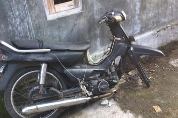 Ban depan sepeda motor Grand Astrea milik warga Bandulan, Sukoharjo, Ngaglik, Sleman hilang dicuri, tetapi sepeda motor ditinggal.