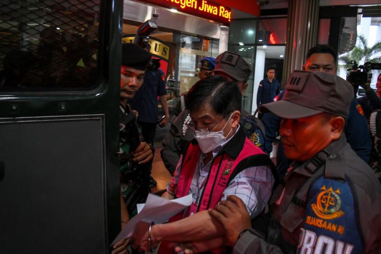 Tersangka dugaan tindak pidana korupsi Budi Said berjalan menuju mobil tahanan di Kejaksaan Agung (Kejagung), Jakarta, Kamis (18/1/2024). Penyidik Jaksa Agung Muda Tindak Pidana Khusus (Jampidsus) Kejaksaan Agung menetapkan seorang pengusaha asal Surabaya, Budi Said sebagai tersangka kasus dugaan tindak pidana korupsi transaksi ilegal pembelian 1,135 ton logam mulia yang merugikan PT Aneka Tambang (Antam) sekitar senilai Rp1,1 triliun. ANTARA FOTO/Sulthony Hasanuddin/nz.