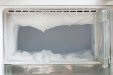 Mengapa Freezer Penuh Bunga Es? Ini Penyebab dan Cara Mengatasinya