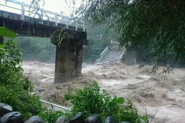 Sebuah jembatan di Pekalongan ambruk akibat banjir dan tanah longsor di wilayah tersebut pada Kamis (15/2/2018).