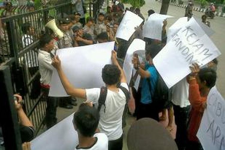 Mahasiswa dan Pemuda asal pulau Masalembu, Kabupaten Sumenep, berunjuk rasa ke kantor DPRD Sumenep, terkait kelangkaan BBM subsidi yang sudah berlangsung tiga bulan.