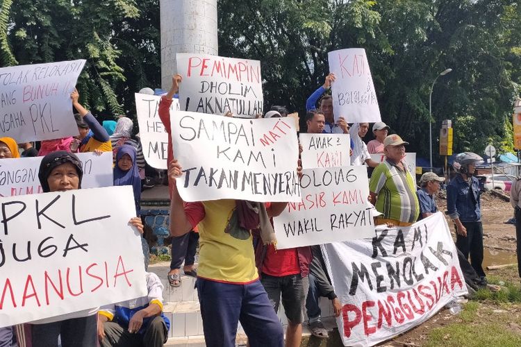 Sejumlah pedagang Taman Pancasila menggelar aksi demonstrasi setelah lapak mereka tergusur pembangunan revitalisasi Kawasan Alun-alun Kota Tegal, Jawa Tengah, Kamis (6/2/2020)