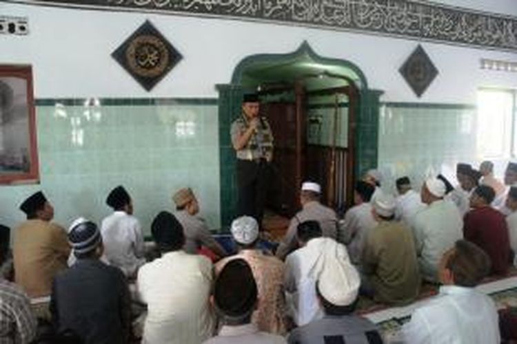 Kapolres Jember, Jawa Timur, AKBP Sabilul Alif, saat menjadi khotib sholat jumat. Program ini dalam rangka mengantisipasi meluasnya gerakan radikalisme. Dalam khutbahnya, Kapolres menyampaikan materi tentang gerakan radikalisme yang berkembang di Indonesia dan dunia.