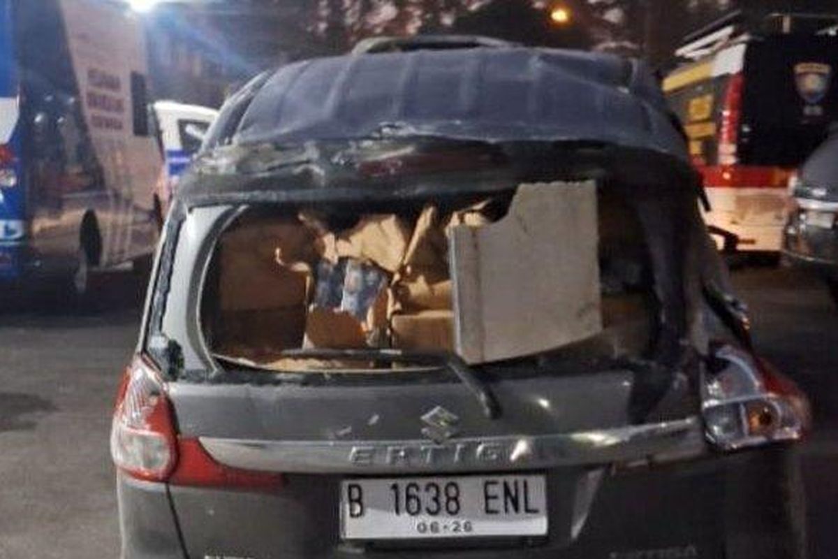 Polisi menemukan tumpukan kardus berisikan rokok ilegal di dalam mobil Ertiga dengan nopol B 1638 ENL. Ertiga berwarna abu metalik itu menjadi target pengejaran dua unit mobil PJR Jatim VIII sebelum ketiga mobil tersebut terlibat laka lantas hingga menghantam pagar rumah warga di Jalan Embong Miring, Desa/Kecamatan Burneh, Sabtu (7/6/2025) sekitar pukul 02.30 WIB. 
