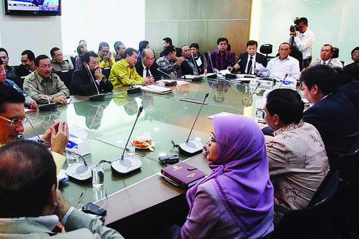 Suasana rapat yang dipimpin Ketua Umum Partai Golkar Aburizal Bakrie di Ruang Fraksi Partai Golkar, Gedung DPR/MPR/DPD, Jakarta, Rabu (10/2). Rapat tersebut dihadiri oleh semua menteri dari Partai Golkar.