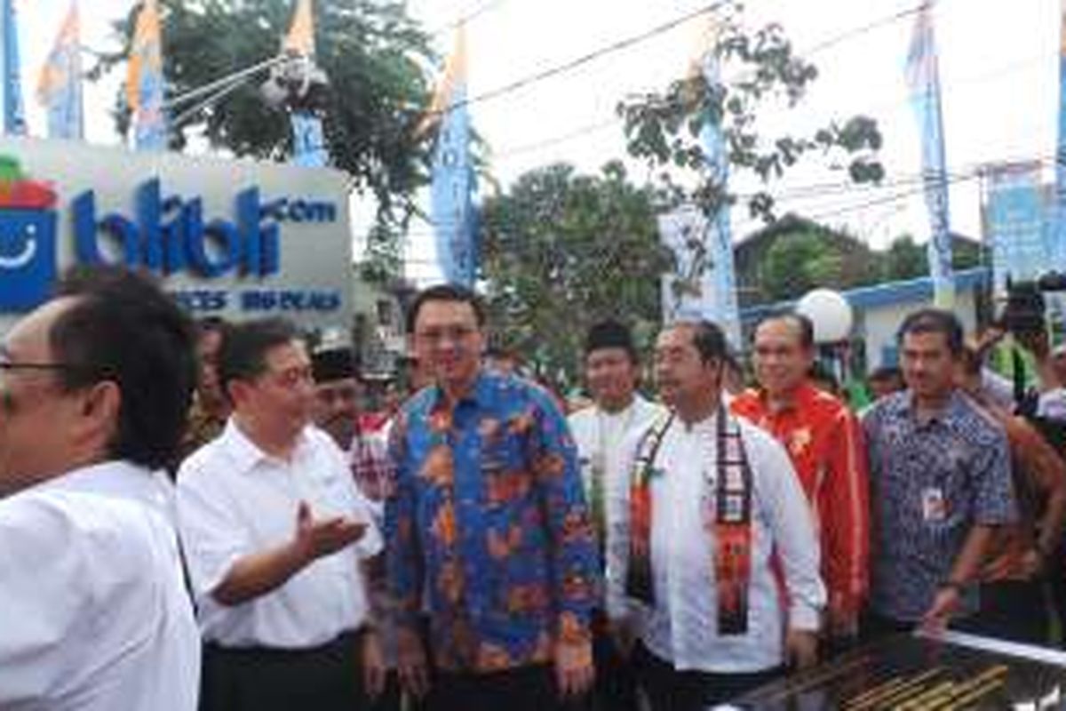 Gubernur DKI Jakarta Basuki Tjahaja Purnama (pakai batik biru) bersama Kepala Badan Koordinasi Keluarga Berencana Nasional (BKKBN) Surya Chandra Surapati (pakai batik orange), Wali Kota Jakarta Pusat Mangara Pardede (pakai baju koko putih), dan Chief Executive Officer (CEO) Blibli.com Kusumo Martanto, saat meresmikan ruang publik terpadu ramah anak (RPTRA) Pulo Gundul, Jakarta, Kamis (17/3/2016). 