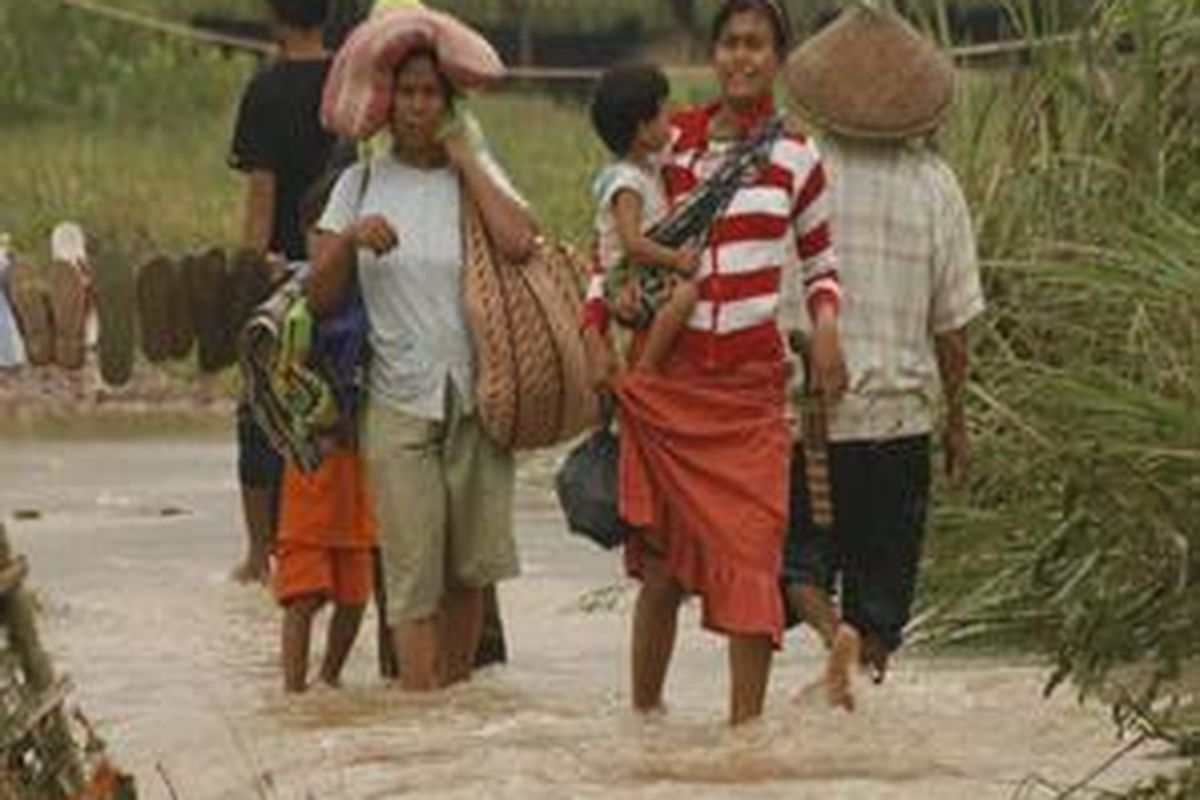 Sejumlah warga Kampung Mujiah, Desa Mekarmulya, Kecamatan Telukjambe Barat, Kabupaten Karawang, Jawa Barat, Kamis (15/1) berangkat kembali ke lokasi pengungsian akibat banjir.