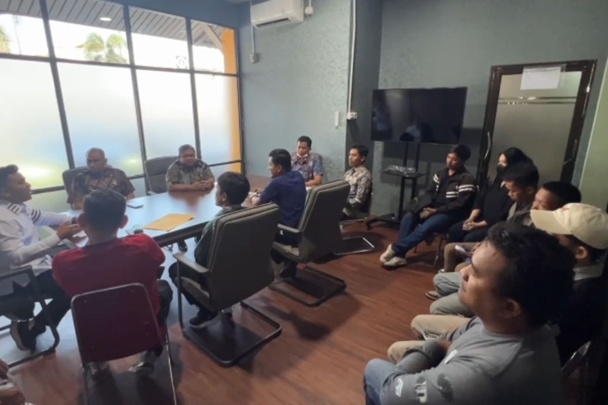 Para mantan karyawan perusahaan Sanel tour and travel saat bertemu dengan Disnakertrans Riau di Pekanbaru, Kamis (24/4/2025).