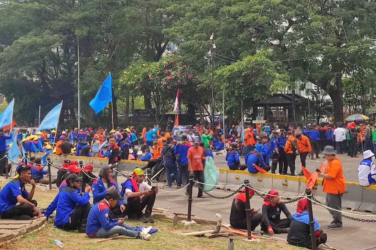 Sejumlah buruh memadati kawasan Patung Kuda Arjuna Wijaya, Jakarta Pusat, Senin (2/10/2023) siang.