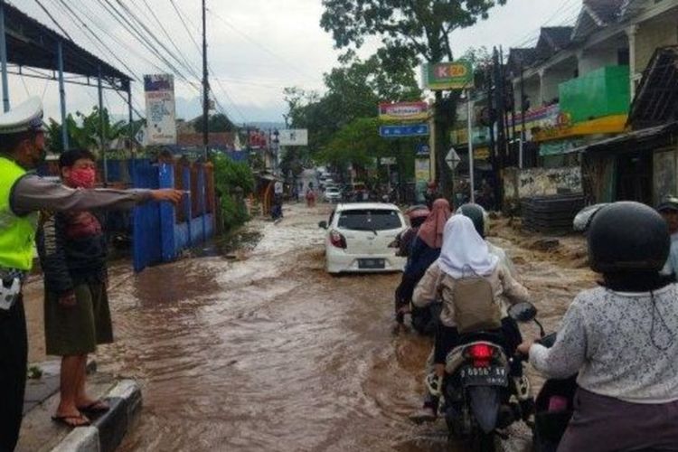 Suasana banjir di Kota Cimahi, Jawa Barat, Selasa (4/10/2022/. 