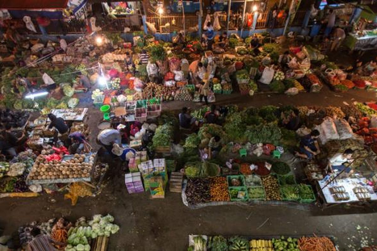 Pedagang sayur mayur menyiapkan dagangannya di Pasar Pulogadung, Jakarta Timur, Rabu (8/7/2015). 