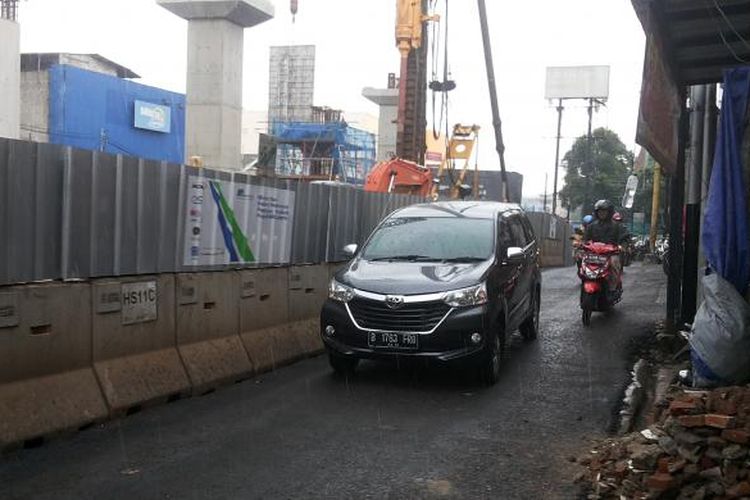 Kondisi jalan sementara yang dibangun di Jalan Fatmawati untuk ruas kawasan Haji Nawi, Jakarta Selatan, Rabu (1/2/2017). Jalan sementara dibuat selama berlangsungnya pembangunan stasiun mass rapid transit (MRT) di lokasi tersebut dari mulai 4 Februari-11 Agustus 2017.